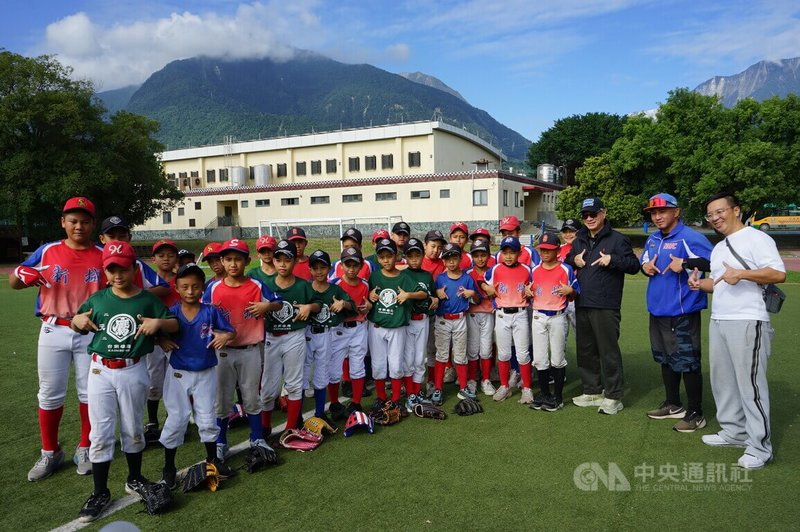 文化部長李遠(前排右3)13日前往花蓮縣新城鄉新城老街參觀「百大文化基地」練習曲書店,與新城國小棒球隊球員互動。中央社記者張祈攝 114年12月13日