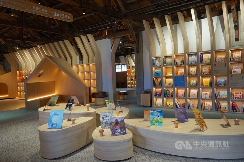 文化部在花蓮文化創意產業園區打造「繪本故事屋」，13日正式啟用，以孩子視角為核心，打造「靜態區—無邊際書房」與「動態區—想像力客廳」兩大主題空間，提供繪本展示、閱讀角落、彈性活動區、嬰幼兒友善書區與AR互動體驗等多元服務。中央社記者張祈攝　114年12月13日