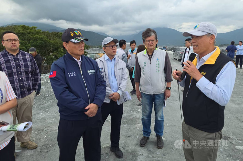 行政院政務委員季連成（前左）13日赴花蓮縣關心光復鄉災區重建狀況，在馬太鞍溪南岸堤防聽取重建工程西官簡報。中央社記者張祈攝 114年12月13日