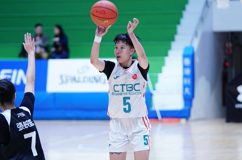 114學年度大專籃球聯賽（UBA）女子組賽程持續，中信學院大四前鋒邱群琋（圖）13日狂轟72分、18籃板，改寫公開一級不分男、女的單場得分紀錄，率隊以141比45痛宰台北大學。（大專體總提供）中央社記者陳容琛傳真 114年12月13日