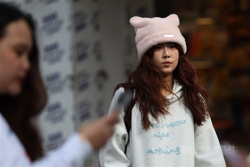 冷氣團報到晚間起明顯降溫，國健署提醒護心4招，避開低溫時段外出、多喝溫水，當有胸悶、心悸等不適，或無法完成「微笑、舉手、說你好」任一動作，就應盡快就醫。（中央社檔案照片）