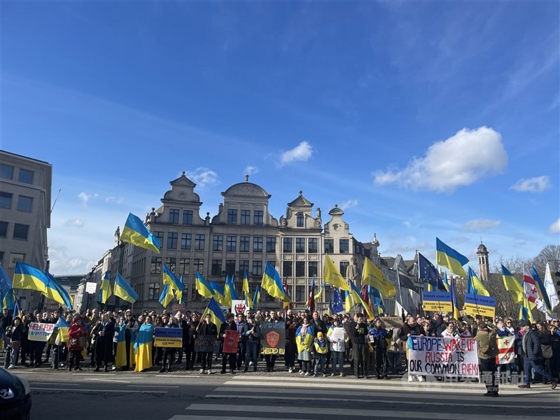 圖為烏克蘭人及支持者今年稍早正逢俄烏戰爭3週年時，齊聚歐盟總部所在的布魯塞爾表達訴求。（中央社檔案照片）