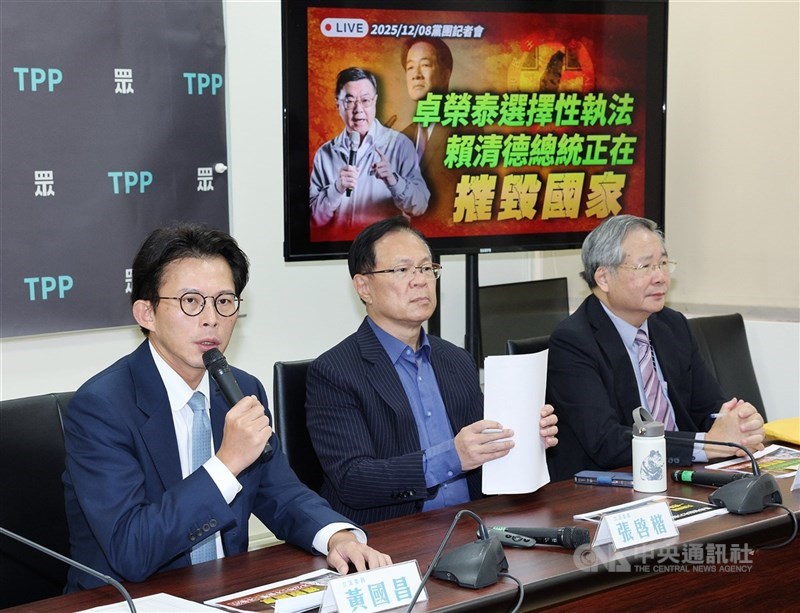 圖為民眾黨立法院黨團8日召開記者會，強調總統、行政院長都跟一般國民一樣，有遵守法律的義務。（中央社檔案照片）