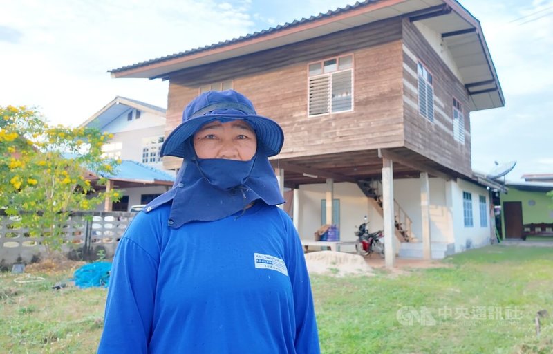 剛從撤離中心回到家的萬狄(圖)和伴侶擔憂房屋和農地情況,冒險回到村莊。中央社記者李宗憲武里南府攝 114年12月13日