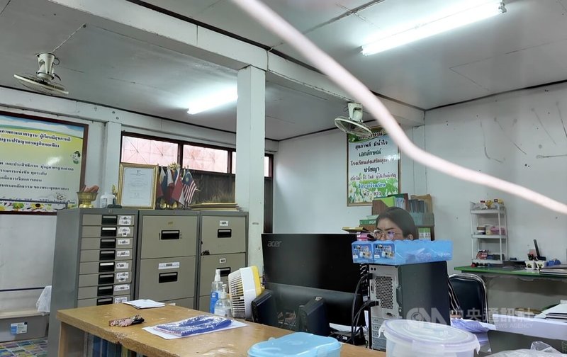 泰柬邊境戰火持續,小學老師查亞帕特仍堅守崗位,在電腦前敲著鍵盤,確認學生撤離的狀況。中央社記者李宗憲武里南府攝 114年12月13日