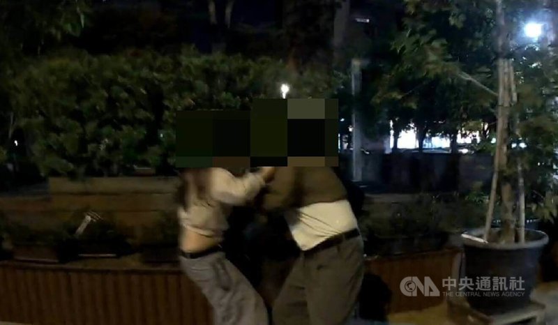 台中警方13日凌晨在西屯區1家酒吧外執勤，發現林男等3人在店外爭吵，並演變為推擠衝突，經制止帶回警局調查，3人疑因費用分攤問題衍生衝突，都被依法送辦。（翻攝照片）中央社記者蘇木春傳真　114年12月13日