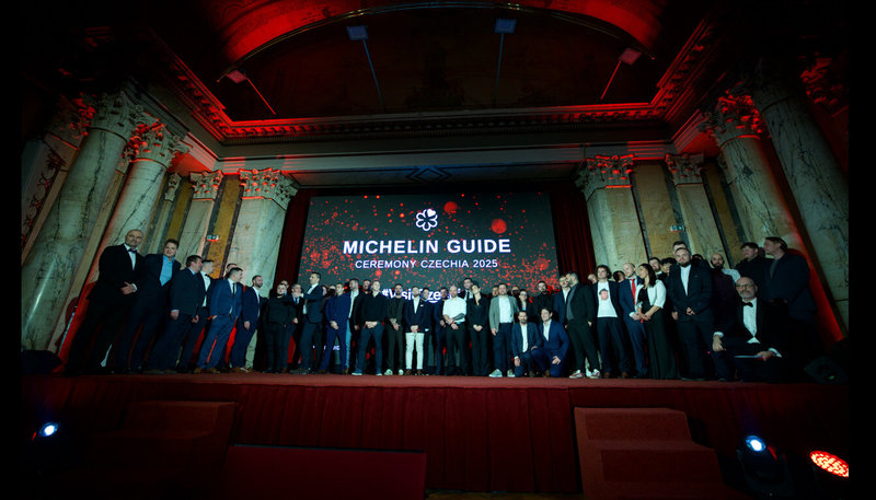 米其林11日在捷克瑪麗安溫泉鎮（Mariánské Lázně）舉行盛大的頒獎典禮，向全國的餐飲業者頒發星級、必比登（Bib Gourmand）與綠星獎項。今年捷克總共摘下10顆星，另有18家餐廳獲得必比登推介。（米其林提供）中央社記者劉郁葶布拉格傳真 114年12月13日