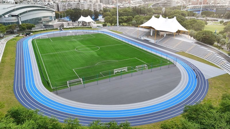 新北市新莊體育園區田徑場跑道整修翻新,3色分道跑道可助跑者依自身速度分流,視覺延展效果也使場地更明亮寬敞。(新北市體育局提供)中央社記者黃旭昇新北市傳真 114年12月13日