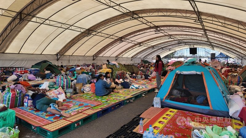 數千名泰國邊境居民湧入泰國武里南府的避難中心，暫時住在當局設置的帳篷內。圖攝於12日。中央社記者李宗憲武里南府攝　114年12月13日