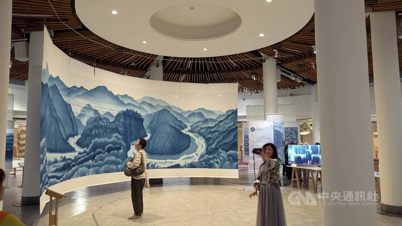 特展「染魂織夢 纖維情—陳景林染織創作」13日起在台北當代工藝設計分館開展,展區最大亮點是曾於「We TAIWAN台灣文化in大阪.關西世博」展出的藍染鉅作「台灣母親河」。中央社記者王寶兒攝 114年12月13日