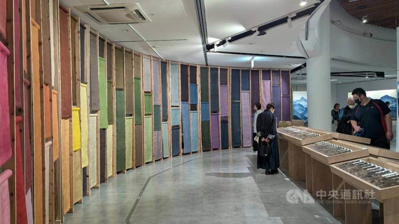 國家工藝成就獎得獎者特展「染魂織夢 纖維情—陳景林染織創作」13日在台北開幕,展區內的「台灣色譜」牆呈現工藝師陳景林40年來對天然染色的研究成果,也曾於「We TAIWAN台灣文化in大阪.關西世博」展出。中央社記者王寶兒攝 114年12月13日