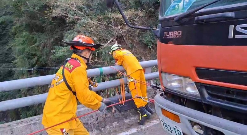 84歲陳姓婦人13日騎機車行經屏東縣霧台鄉台24線第2號橋,疑自撞護欄後墜落30公尺深橋下,搜救人員到場後立即架設繩索下降接觸傷者,順利將人吊掛至橋面上,但傷者已呈OHCA,緊急送醫搶救。(屏東縣消防局提供)中央社記者黃郁菁傳真 114年12月13日