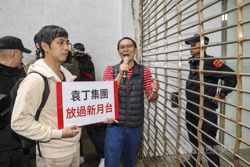 高教工會與多位台大學生13日上午在台大行政大樓前舉行「霸凌首謀 退出台大新月台」記者會，要求校長陳文章出面處理台大紀念品辦公室「新月台」勞資爭議案，台大校方拉下行政大樓鐵捲門，學生在外喊口號表達訴求。中央社記者鄭清元攝　114年12月13日