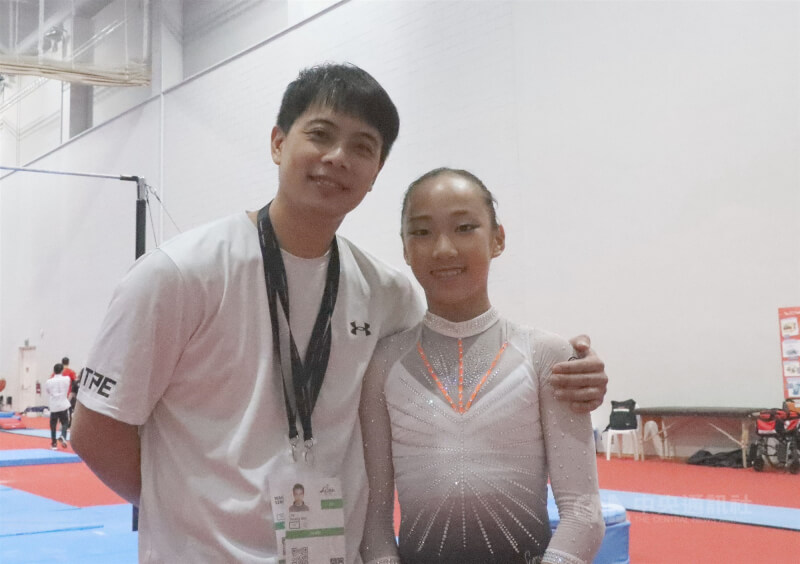 前鞍馬王子林祥威(左)退役後,回到台北市三民國小擔任教練,培育出廖奕淳(右)等新生代好手。(中央社檔案照片)