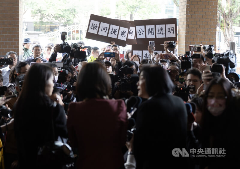 國民黨立委陳玉珍（前右2，背對者）日前提出助理費除罪化修法，引發討論；立法院國會助理工會12日在立法院大門口抗議、主張撤回提案，陳玉珍到場喊話，呼籲工會理性溝通。中央社記者趙世勳攝　114年12月12日