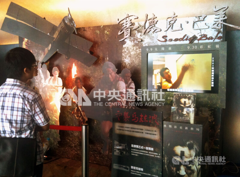 圖為2011年賽德克．巴萊在台灣上映，觀眾在電影院外等待入場。（中央社檔案照片）