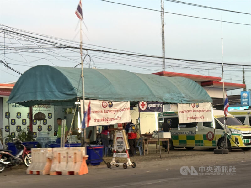 泰國與柬埔寨邊境衝突持續，泰方邊境村莊班科諾（Ban Kruat）的商店、學校和醫院已關閉，通往邊境軍事區域設有救護站。中央社記者李宗憲武里南府攝 114年12月13日