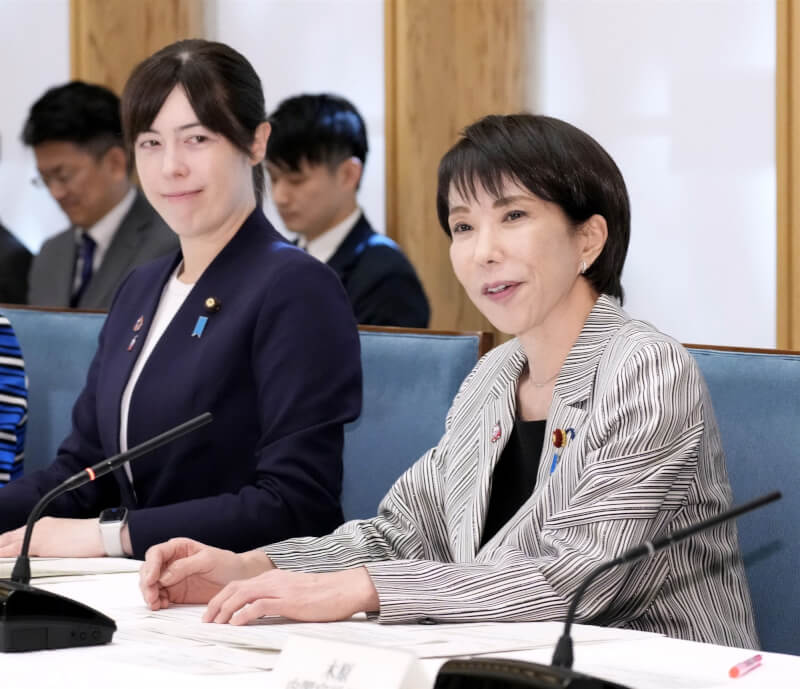 日本經濟安全保障擔當大臣小野田紀美（左）和首相高市早苗（右）。（共同社）