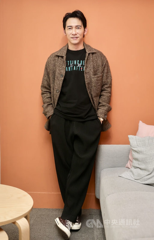 演員温昇豪(圖)在戲劇「整形過後」飾演整形外科醫師,劇中不乏多場情慾場面,但他卻卡關,決定剪掉部分畫面,他說:「我看畫面的時候我真的不喜歡,我覺得很Low。」中央社記者裴禛攝 114年12月13日