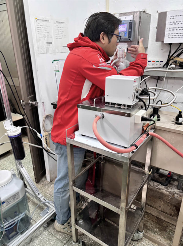 台水連續式熱嗅設備原理是自動加熱原水至攝氏60度，嗅聞前啟動15秒噴水至嗅聞罐，操作人員可隨時視需要進行水樣加熱嗅聞。（台水提供）中央社記者曾智怡傳真　114年12月13日