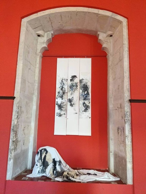 台灣當代藝術家謝其昌以「內在風景」系列作品,參與西班牙瓦倫西亞地區甘迪亞市年度文化慈善活動「一書一展」。開幕當晚有當地民眾被謝其昌的三聯畫作感動到泫然欲泣,表示在作品裡看到光。(謝其昌提供)中央社記者胡家綺馬德里傳真 114年12月13日