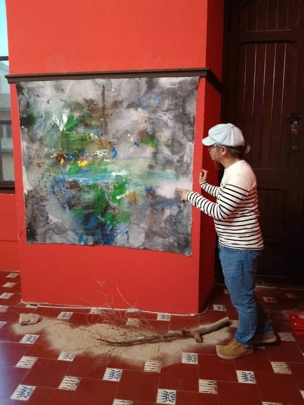 台灣當代藝術家謝其昌受邀參與西班牙瓦倫西亞地區甘迪亞市第7屆「一書一展」文化公益計畫,特地在甘迪亞當地採集大自然物件如海沙、樹枝及石頭等,以裝置藝術作品搭配畫作,讓「內在風景」畫作與當地景物產生連結。(謝其昌提供)中央社記者胡家綺馬德里傳真 114年12月13日