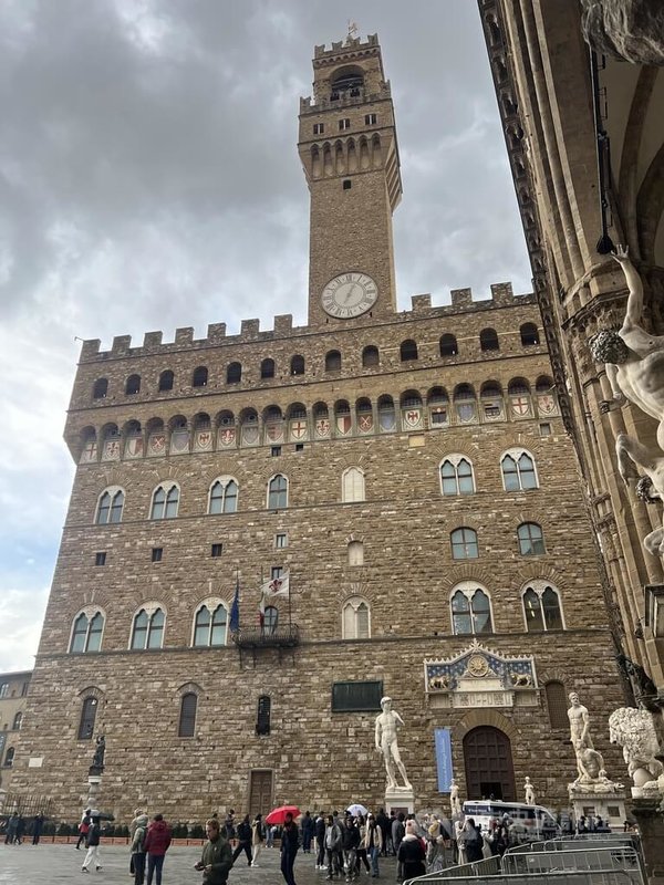 佛羅倫斯是文藝復興大師米開朗基羅的故鄉，他在那裡留下許多足跡，成為後世循線探索大師生平的依據。圖為佛羅倫斯領主廣場，舊宮前方有米開朗基羅的大衛像複製品。中央社記者黃雅詩佛羅倫斯攝　114年12月13日