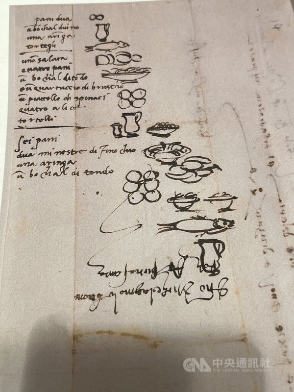 米開朗基羅留下的文件包括買菜清單,讓後世藉此一窺大師的飲食習慣,他偏好清淡的魚類蔬果,被認為或許與他的長壽有關。圖為一份菜單文件影本。中央社記者黃雅詩佛羅倫斯攝 114年12月13日