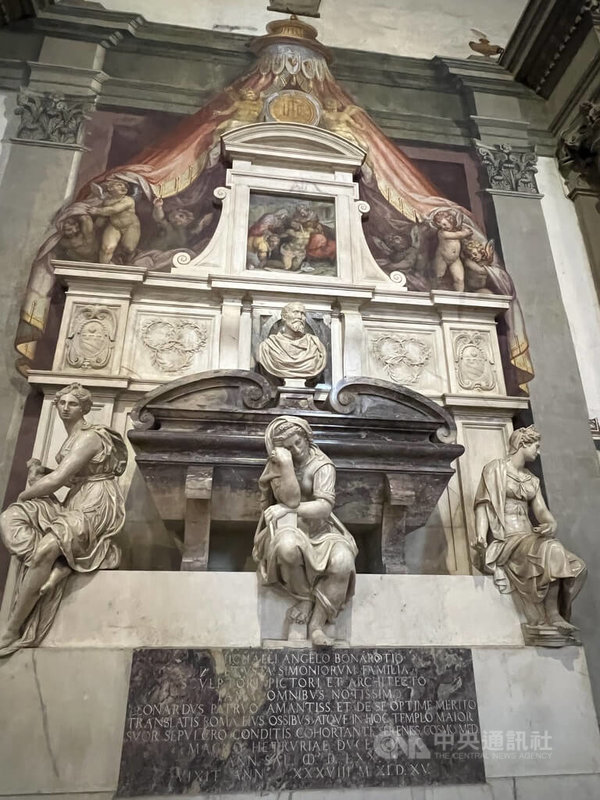米開朗基羅遺囑葬在佛羅倫斯的聖十字聖殿內,三個女性雕像代表他在雕塑、繪畫、建築3大領域的卓越成就。中央社記者黃雅詩佛羅倫斯攝 114年12月13日