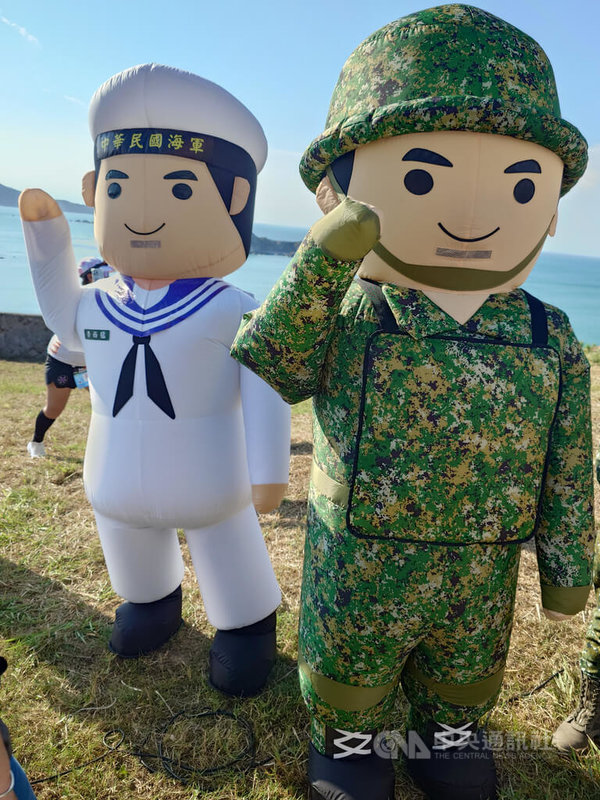 據連江縣警察局統計,軍人為連江縣內詐騙被害者大宗族群。馬祖防衛指揮部13日表示,未來將加強內部管理,嚴格落實「知官識兵」,掌握每位官兵狀況;並將建立種子教官制度,組織深入各單位的綿密防詐宣導機制。圖為馬防部派出Q版軍人氣偶參與114年10月間的莒光星光馬拉松活動。中央社記者潘欣彤攝 114年12月13日
