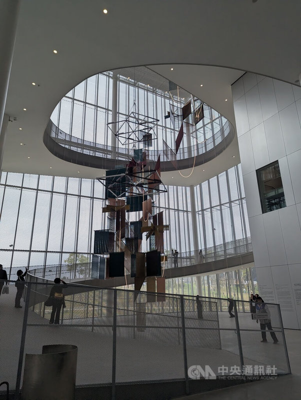 台中市立美術館與圖書館共構的綠美圖由普立茲克建築獎得主妹島和世及西澤立衛設計,歷經超過10年籌建、全案由台中市政府自籌新台幣52.99億元打造,13日正式開館。圖為台中市立美術館展區。中央社記者蘇木春攝 114年12月13日