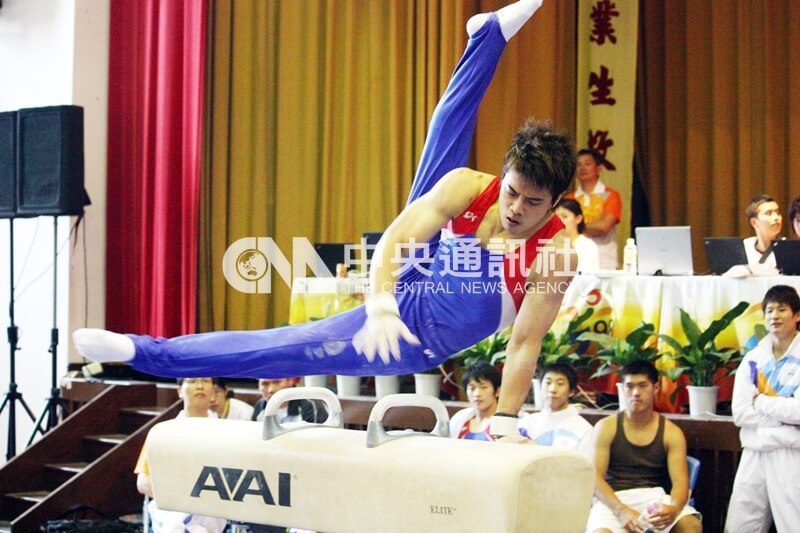 圖為2009年前一代鞍馬王子林祥威助台灣師範大學衛冕大專運動會體操男子團體金牌。(中央社檔案照片)