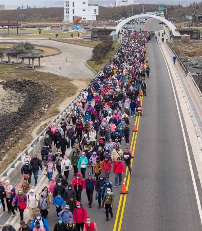 澎湖縣政府主辦的秋冬軍事主題活動「2025澎湖大行軍」13日登場,1500人隊伍綿延成長長人龍,塞爆全長2.5公里澎湖跨海大橋。(澎湖縣政府提供)中央社 114年12月13日