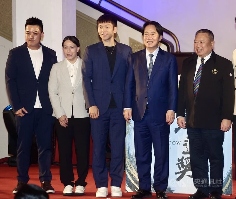 台灣射擊名將李孟遠（左）日前藥檢被驗出禁藥成分，確定禁賽至2026年1月7日，甚至近4個月無法進行射擊訓練，他13日在台北出席宏道獎頒獎典禮表示，藉機沈澱一下，接著全力衝刺名古屋亞運。中央社記者張皓安攝 114年12月13日