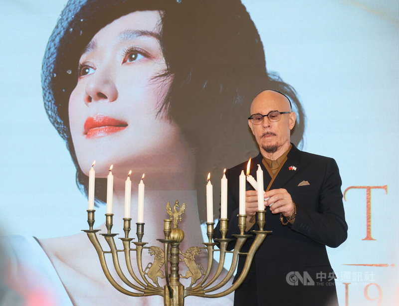 歌手坣娜因肺腺癌逝，丈夫薛智偉14日在猶太社區中心（JCC）為她舉辦了一場名為IN LOVING MEMORY的追思會，薛智偉（圖）會後受訪，點亮蠟燭追思。中央社記者謝佳璋攝  114年12月14日