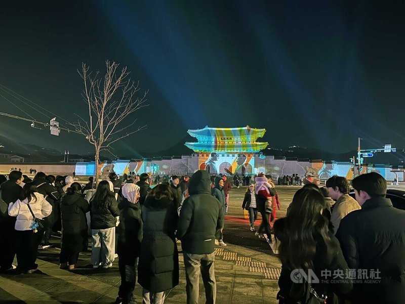 2025首爾冬季慶典12日正式開幕,光化門前利用投影的華麗燈光秀吸引行人駐足。中央社記者廖禹揚首爾攝 114年12月14日