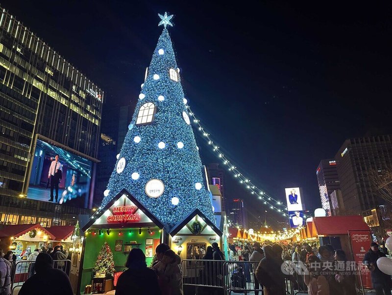 2025首爾冬季慶典12日正式開幕,光化門廣場設置耶誕市集,週末擠滿人潮。中央社記者廖禹揚首爾攝 114年12月14日