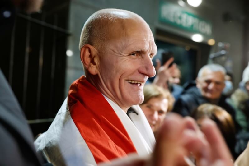 2022年諾貝爾和平獎得主畢亞利亞茨基（前）13日獲釋，他抵達立陶宛首都維爾紐斯後面帶微笑，被支持者簇擁著。（美聯社）