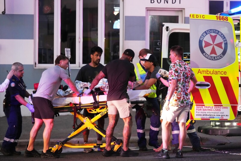 救護人員將在槍擊事件中受傷的傷患送上救護車。(美聯社)