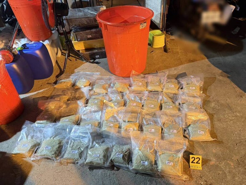 高雄市政府警察局仁武分局與刑事警察大隊、湖內分局組成專案小組，13日前往大樹區山坡地某工寮內查緝，當場查獲年約40歲辛姓主嫌、年約27歲李姓助手及顏姓助手，並查扣一批製毒工具及超過47公斤的「喵喵」毒品成品、300公斤半成品。（高雄市政府警察局仁武分局提供）中央社記者張已亷傳真　114年12月14日