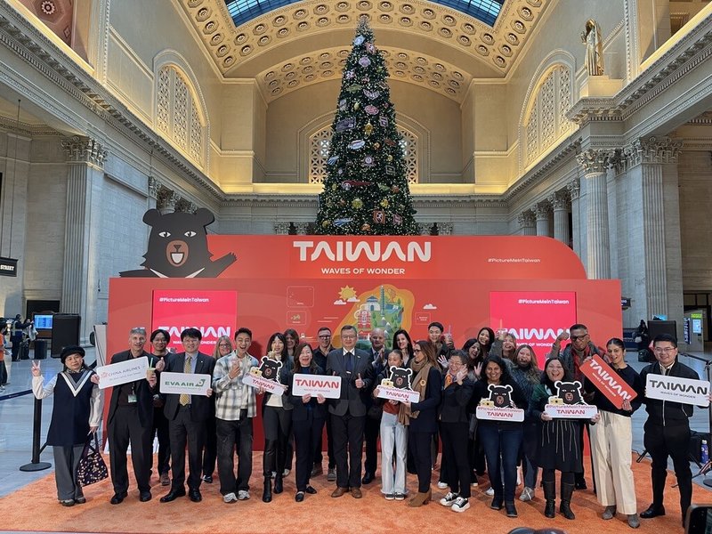 台灣觀光宣傳活動13日在芝加哥聯合車站大廳舉行，吸引北美旅客赴台一遊。（駐芝加哥辦事處提供）中央社記者廖漢原紐約傳真　114年12月14日