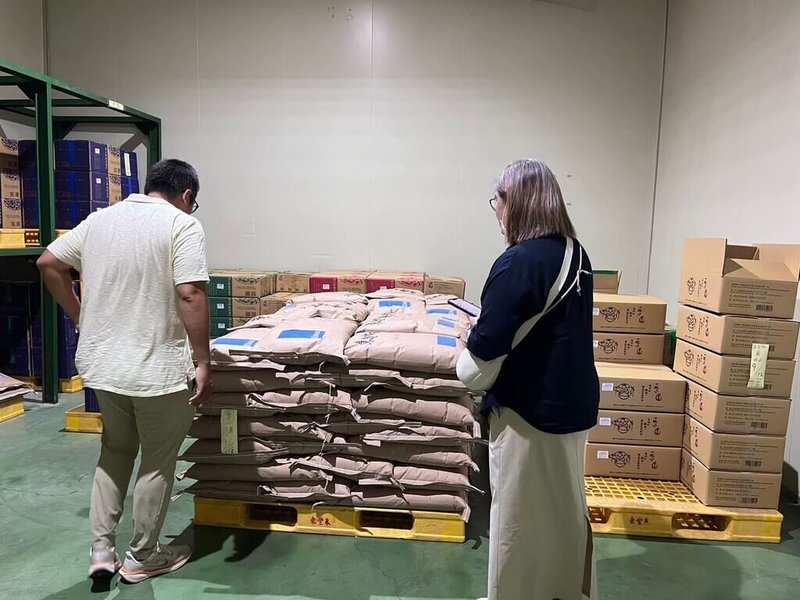 花蓮縣政府推動「國中小學深耕在地有機產業計畫」，透過補助經費深耕校園有機食農教育，並協助營養午餐中導入在地生產的有機米；縣府指，後續計畫推動將受年度預算審議時程影響。圖為有機米抽樣情形。（花蓮縣政府提供）中央社記者李先鳳傳真　114年12月14日