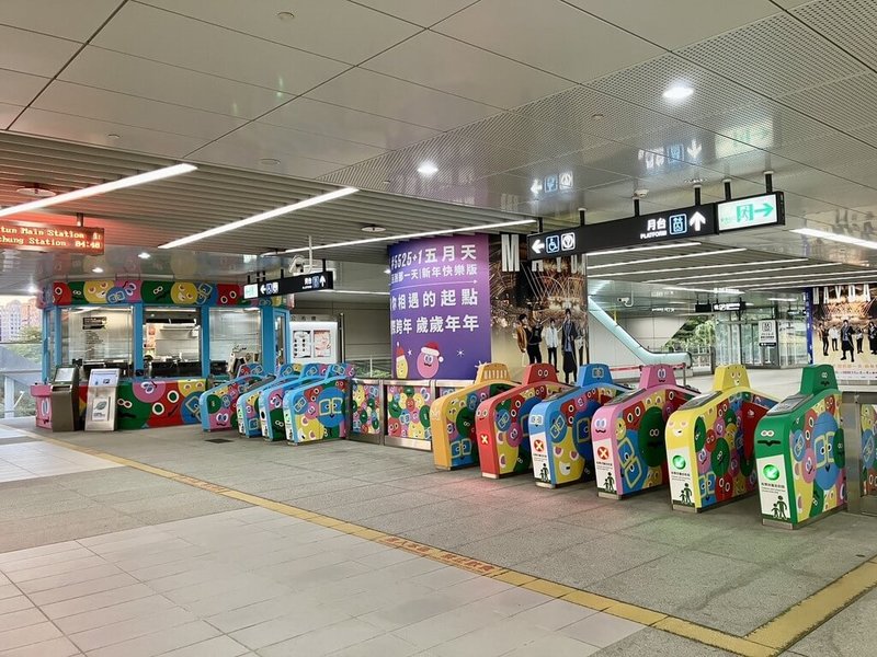 五月天樂團年底將在台中開唱,台中捷運規劃行銷活動,走進綠線松竹站可發現,從玻璃窗貼、牆面、階梯到旅客詢問處、閘門及月台門貼等,呈現滿滿的五月天元素。(台中捷運提供)中央社記者蘇木春傳真 114年12月14日