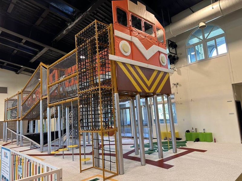 基隆市七堵室內兒童樂園擴建工程,以舊七堵火車站及舊火車(圖)為設計靈感,設計「七堵探險號」包含鑽籠、障礙繩穿越等闖關設施,市府力拚民國115年1月底前開放。(基隆市政府兒童及少年事務處提供)中央社記者王朝鈺傳真 114年12月14日