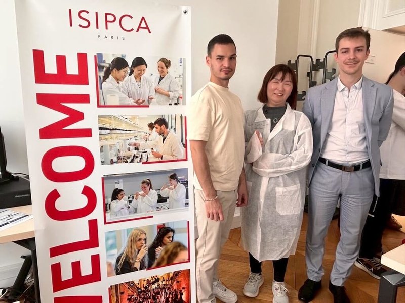 師承法國格拉斯香水學院(GIP)、視障調香師劉禎祥(中)表示,未來一定要成立一個獲得國際認可的專業調香認證機構,讓這個機構成為亞洲第一個由視障者主導的調香師學院。(劉禎祥提供) 中央社記者陳婕翎傳真 114年12月14日