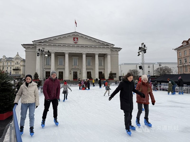 立陶宛首都維爾紐斯舉辦「耶誕節前的耶誕節」活動,市政廳廣場化身為露天溜冰場,吸引民眾前來體驗。中央社記者游堯茹維爾紐斯攝 114年12月14日