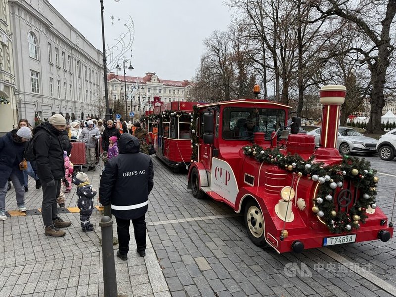 立陶宛首都維爾紐斯首度推出「耶誕節前的耶誕節」活動,民眾可免費乘坐耶誕小火車,受到大小朋友歡迎。中央社記者游堯茹維爾紐斯攝 114年12月14日