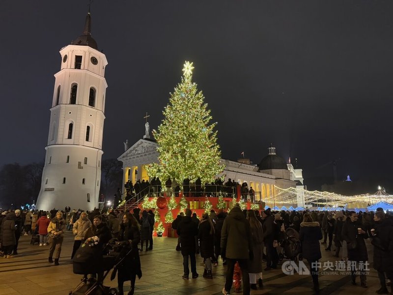 維爾紐斯的耶誕樹以創意的主題設計與濃厚的節慶氛圍聞名。今年的耶誕樹是高達20公尺的天然雲杉樹。中央社記者游堯茹維爾紐斯攝　114年12月14日