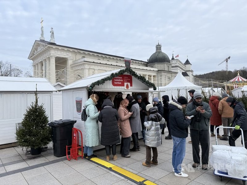 「耶誕節前的耶誕節」活動的主要亮點為松果耶誕貨幣,民眾可尋找「耶誕銀行」據點,填寫一份簡短問卷,即可得到一枚松果耶誕貨幣,並兌換熱巧克力、茶飲、甜點或小型紀念品。中央社記者游堯茹維爾紐斯攝 114年12月14日