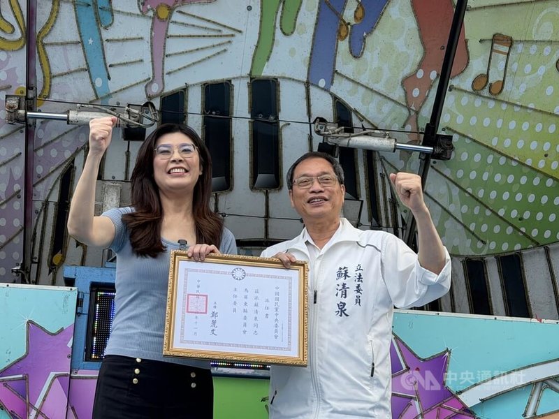 國民黨主席鄭麗文（左）14日出席屏東縣黨部黨慶活動，呼籲2026屏東縣長選舉，要團結給蘇清泉（右）當後盾。中央社記者李卉婷攝 114年12月14日